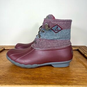 Sperry Women’S Saltwater Varsity Stripe Duck Boot Size 8.5 Wine / Grey